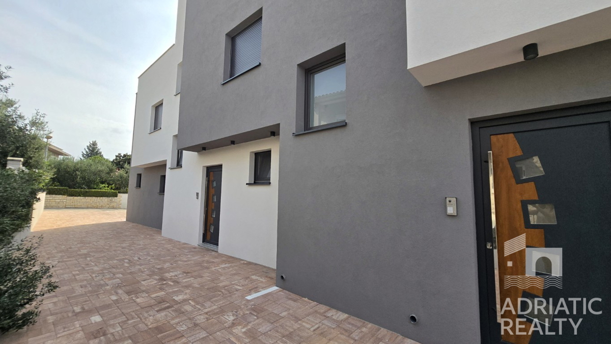 Vodice, triplex (S1, S2, S3) z veliko strešno teraso, 2 minuti do plaže