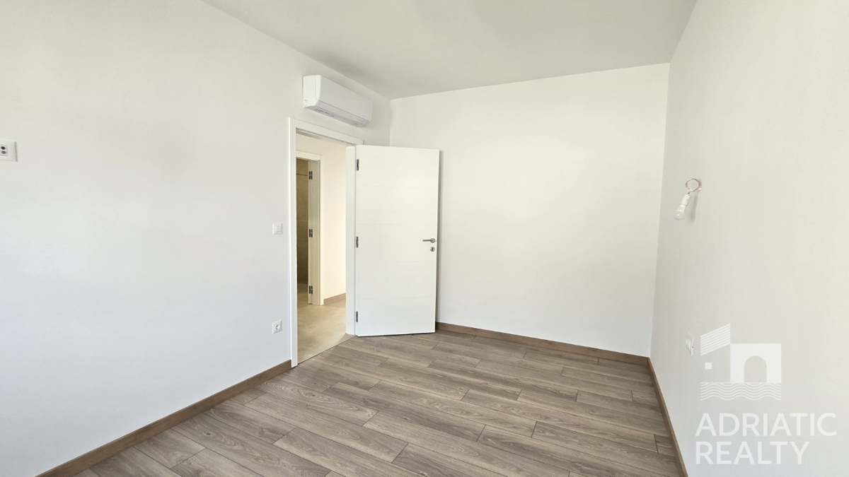 Vodice, triplex (S1, S2, S3) z veliko strešno teraso, 2 minuti do plaže