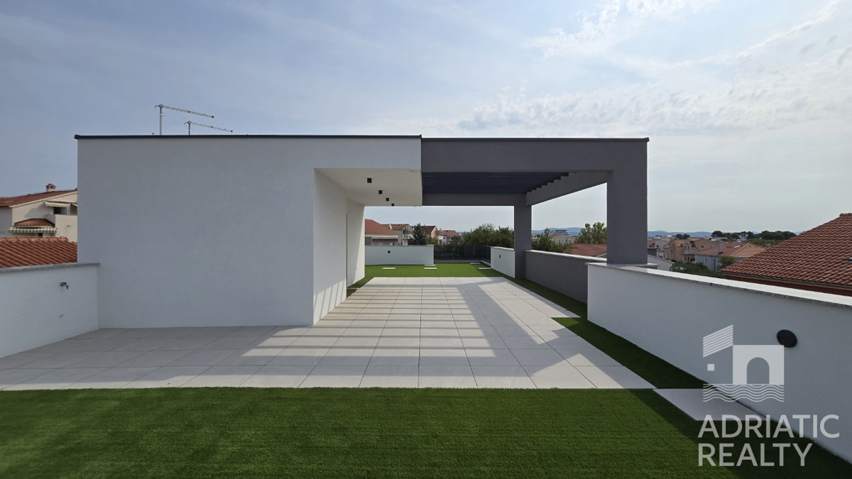 Vodice, triplex (S1, S2, S3) z veliko strešno teraso, 2 minuti do plaže