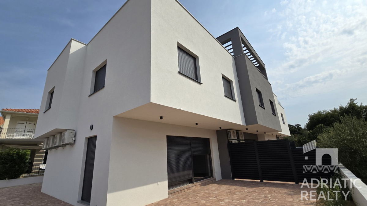 Vodice, triplex (S1, S2, S3) z veliko strešno teraso, 2 minuti do plaže