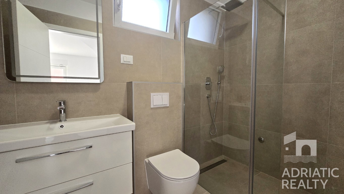 Vodice, triplex (S1, S2, S3) z veliko strešno teraso, 2 minuti do plaže