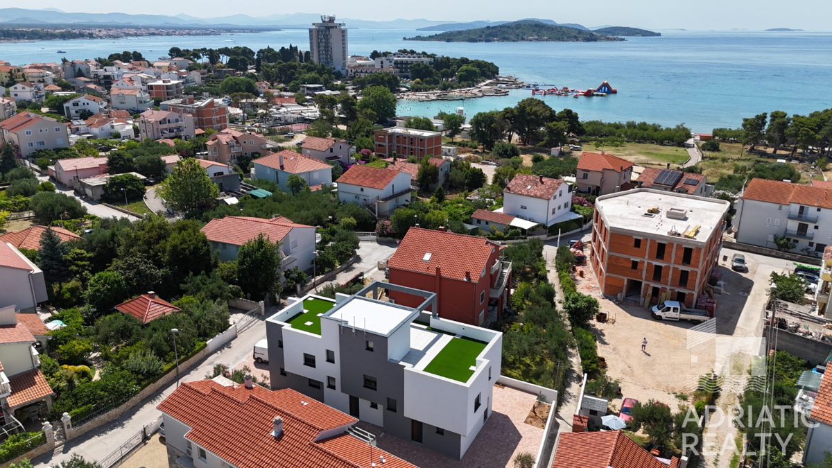 Vodice, triplex (S1, S2, S3) z veliko strešno teraso, 2 minuti do plaže