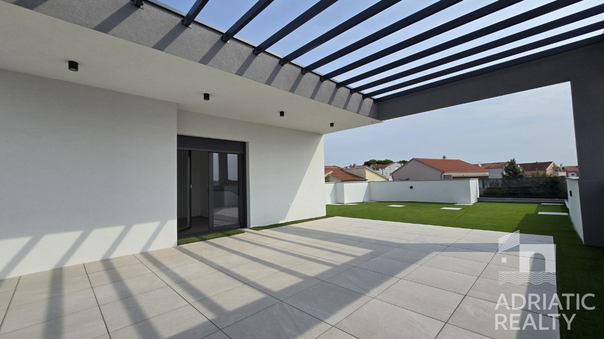 Vodice, triplex (S1, S2, S3) z veliko strešno teraso, 2 minuti do plaže