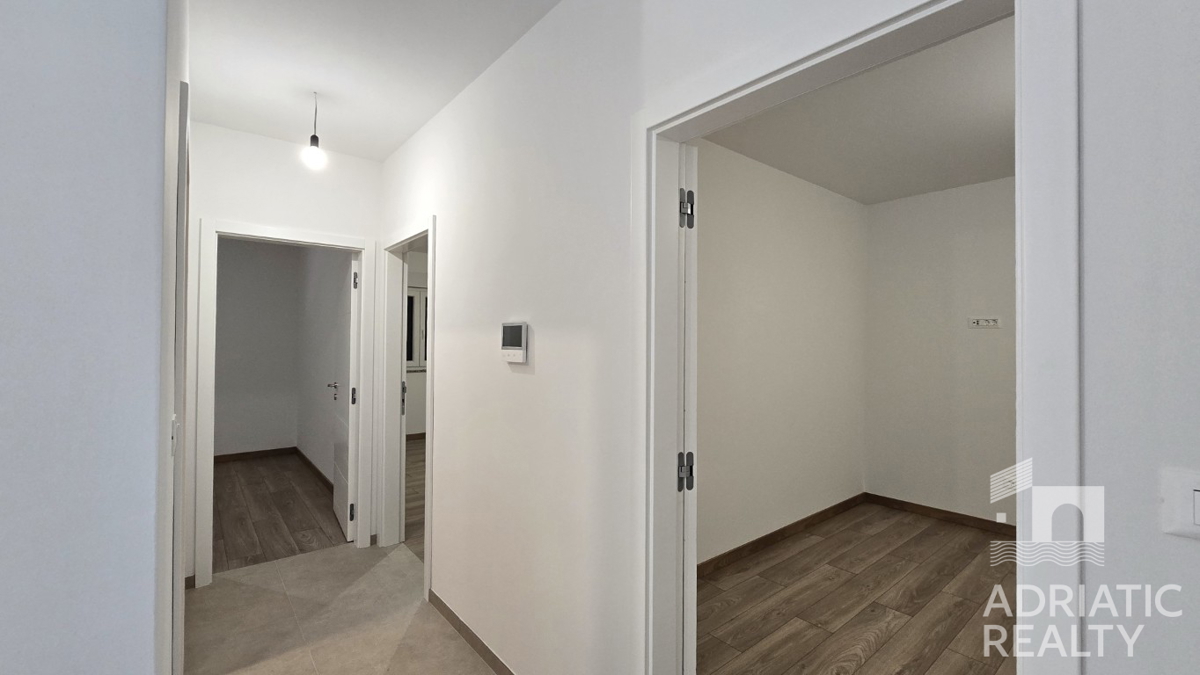 Vodice, triplex (S1, S2, S3) z veliko strešno teraso, 2 minuti do plaže