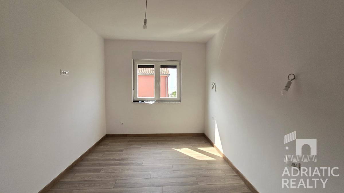 Vodice, triplex (S1, S2, S3) z veliko strešno teraso, 2 minuti do plaže