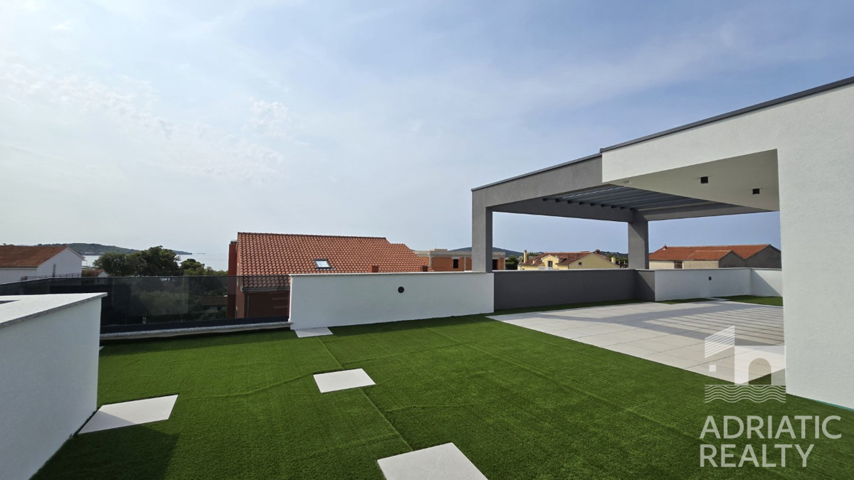 Vodice, triplex (S1, S2, S3) z veliko strešno teraso, 2 minuti do plaže