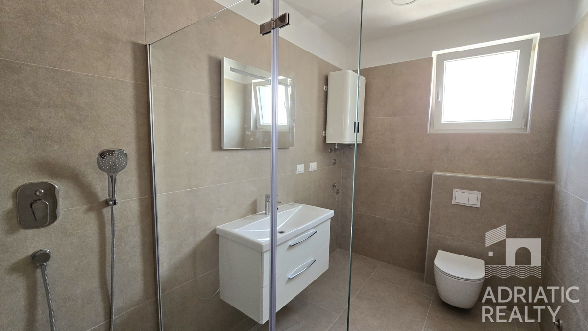 Vodice, triplex (S1, S2, S3) z veliko strešno teraso, 2 minuti do plaže