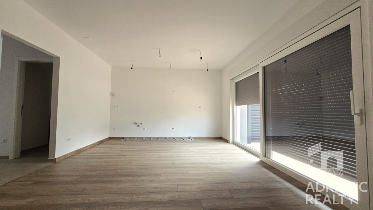 Vodice, triplex (S1, S2, S3) z veliko strešno teraso, 2 minuti do plaže