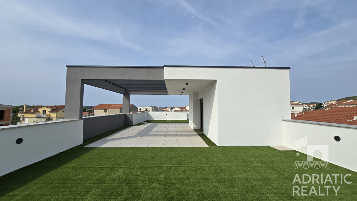 Vodice, triplex (S1, S2, S3) z veliko strešno teraso, 2 minuti do plaže