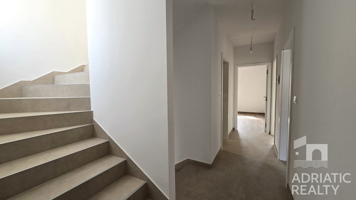 Vodice, triplex (S1, S2, S3) z veliko strešno teraso, 2 minuti do plaže