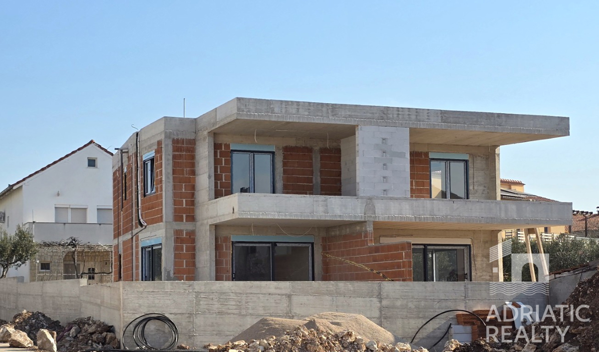 Vodice, novogradnja, sodobna dvojna hiša s bazenom