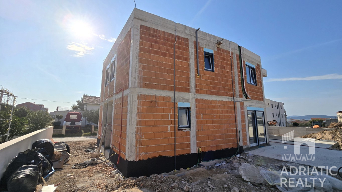 Vodice, novogradnja, sodobna dvojna hiša s bazenom