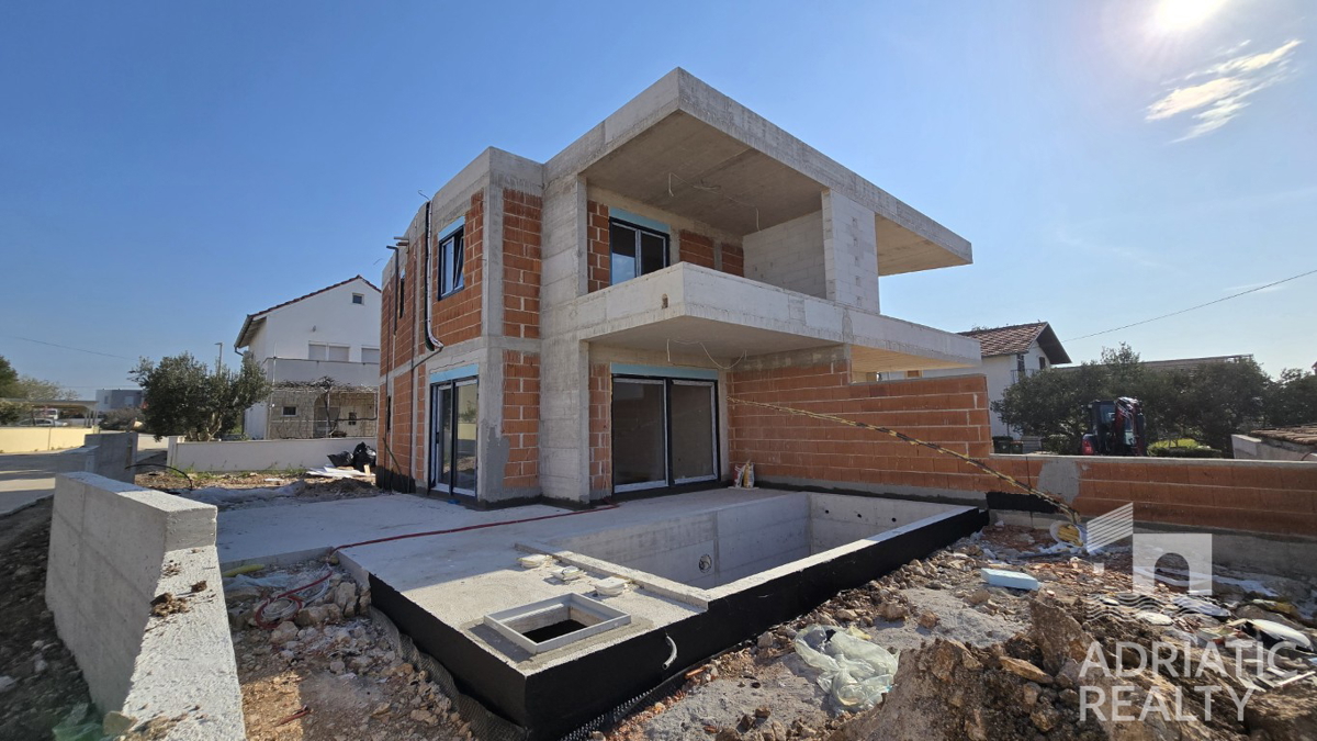 Vodice, novogradnja, sodobna dvojna hiša s bazenom