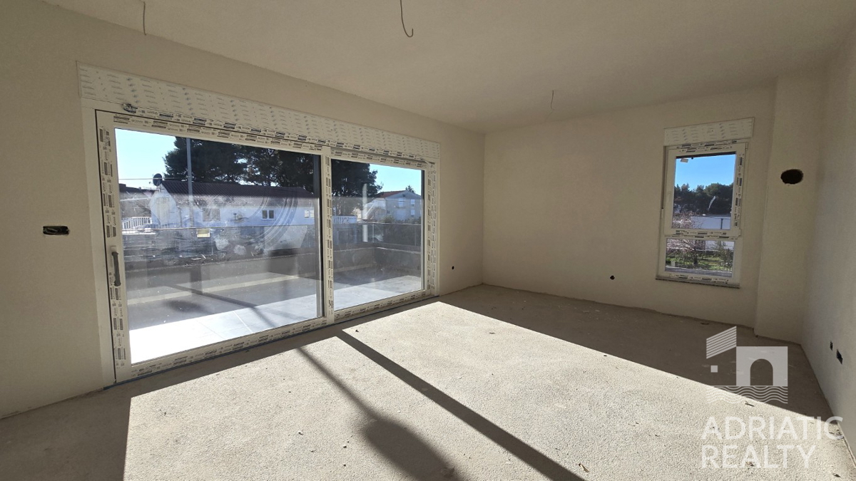 Srima, novogradnja, stanovanje s tremi spalnicami v bližini plaže