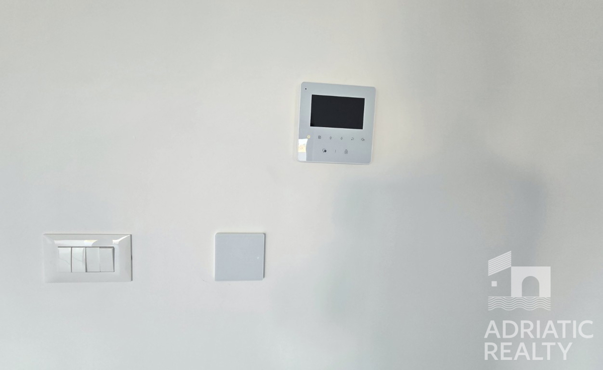 Vodice, sodobno dvoetažno stanovanje s prostornim vrtom in 2 parkirnimi mesti