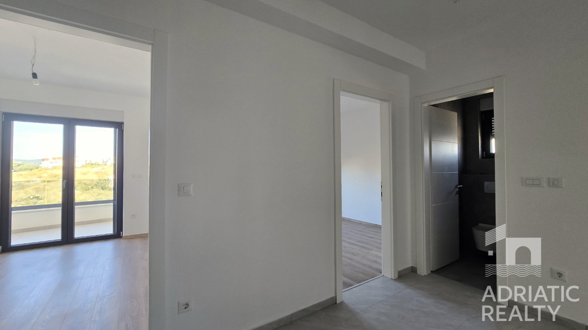 Vodice, sodobno dvoetažno stanovanje s prostornim vrtom in 2 parkirnimi mesti