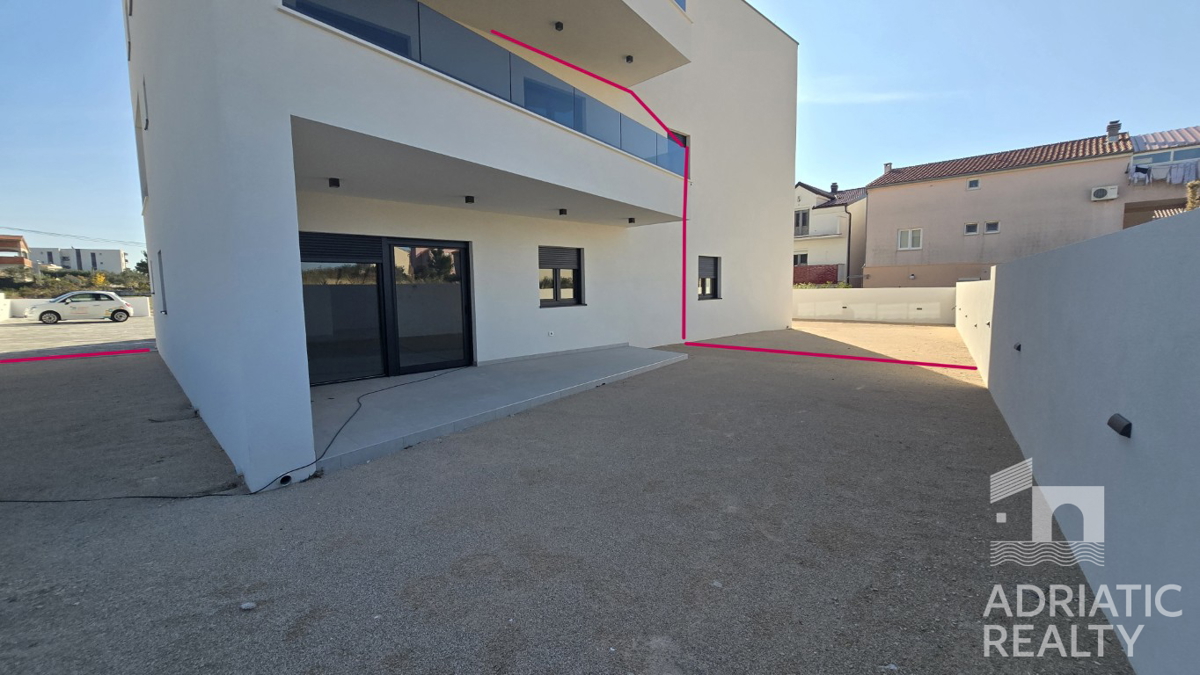 Vodice, sodobno dvoetažno stanovanje s prostornim vrtom in 2 parkirnimi mesti