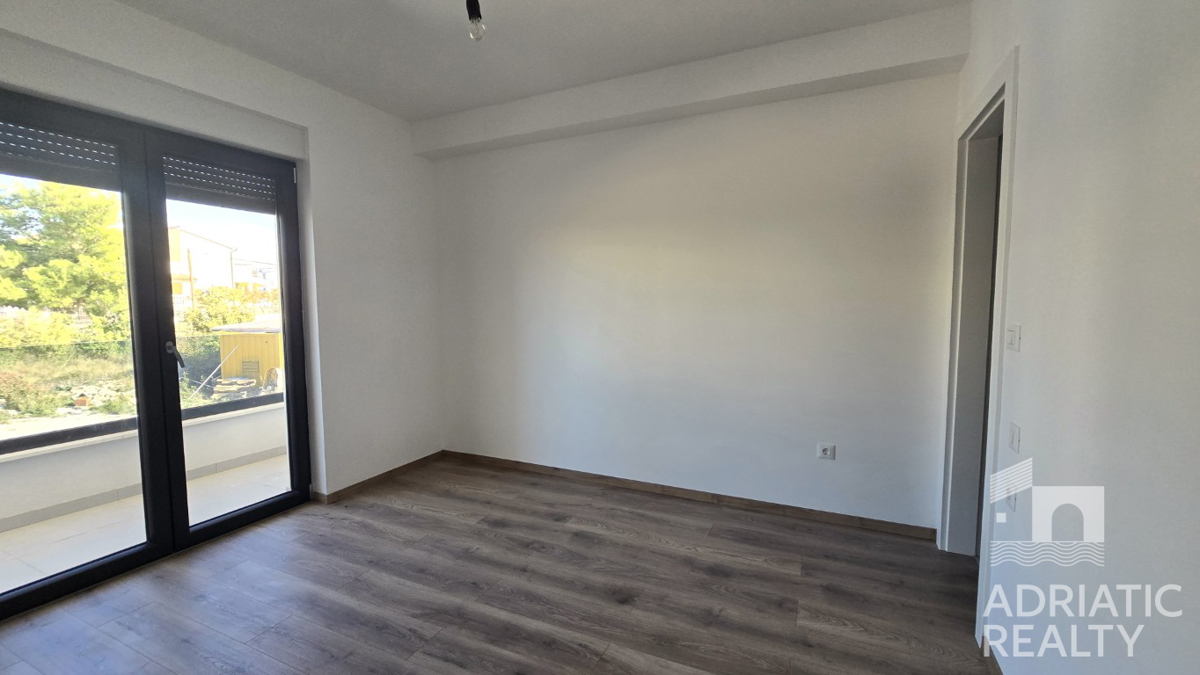 Vodice, sodobno dvoetažno stanovanje s prostornim vrtom in 2 parkirnimi mesti