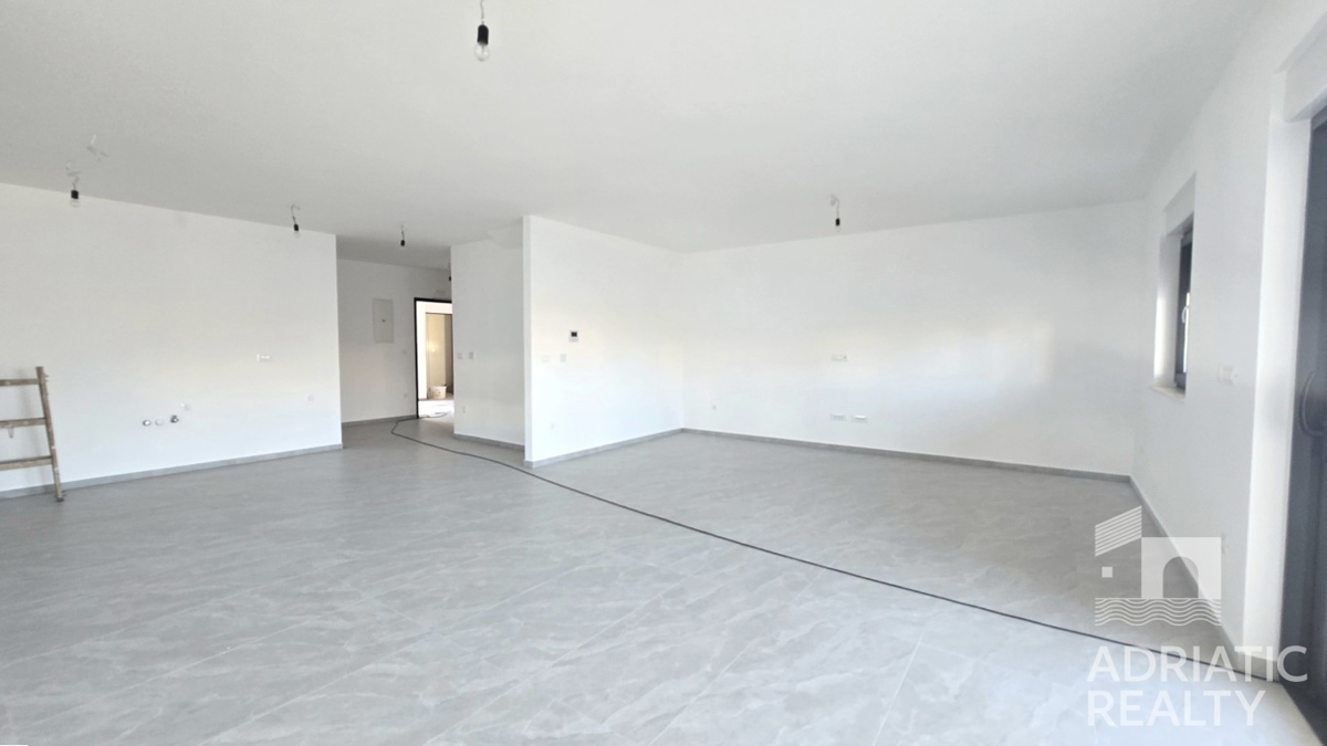 Vodice, sodobno dvoetažno stanovanje s prostornim vrtom in 2 parkirnimi mesti