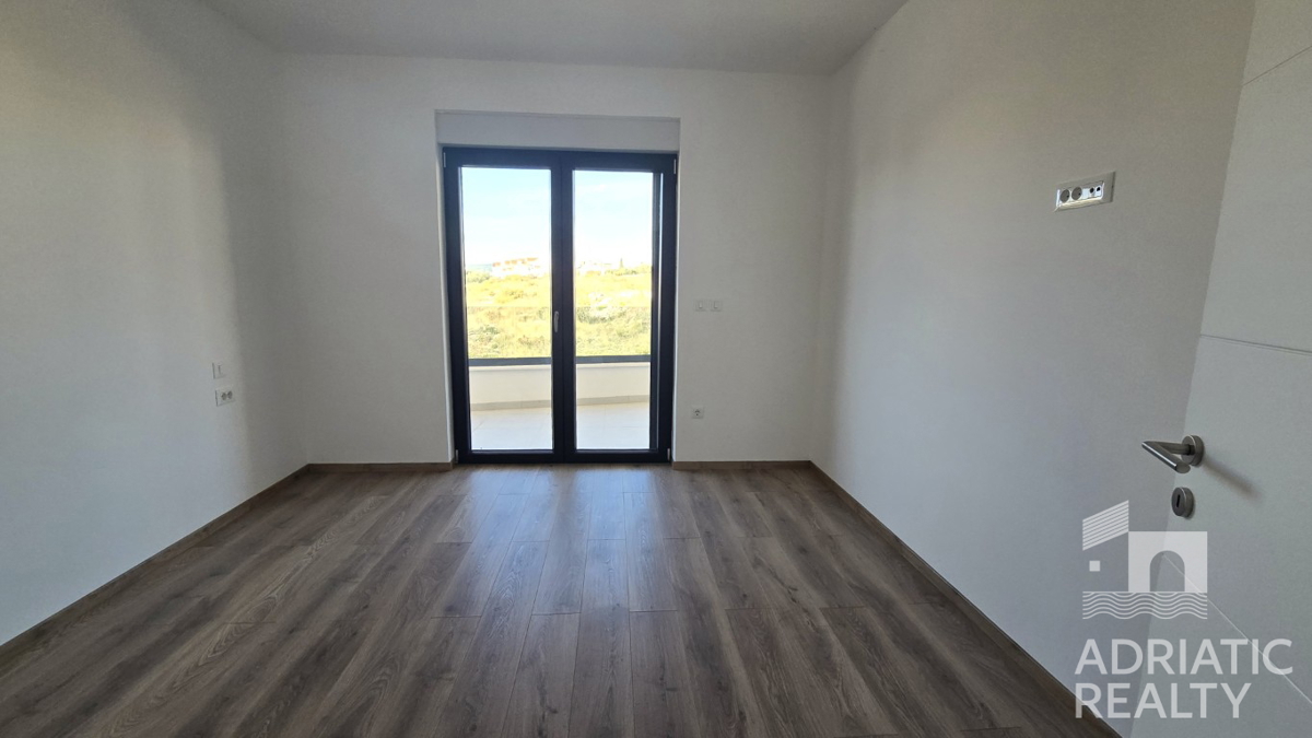 Vodice, sodobno dvoetažno stanovanje s prostornim vrtom in 2 parkirnimi mesti