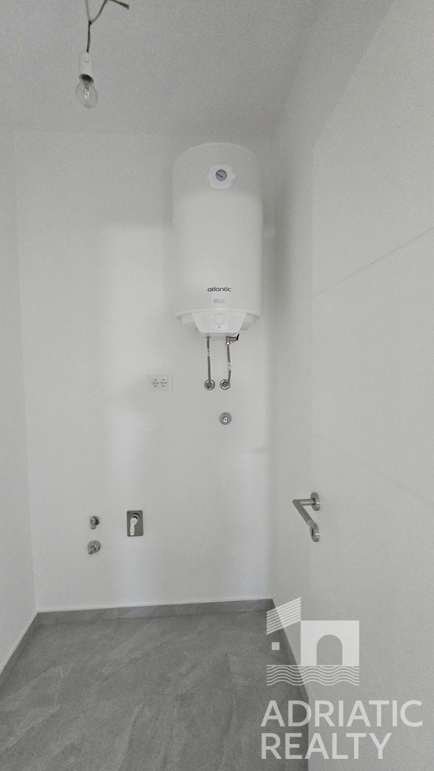 Vodice, sodobno dvoetažno stanovanje s prostornim vrtom in 2 parkirnimi mesti