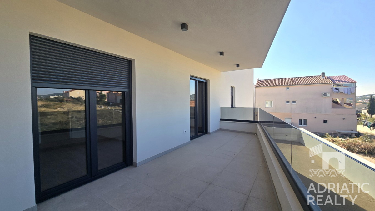 Vodice, sodobno dvoetažno stanovanje s prostornim vrtom in 2 parkirnimi mesti