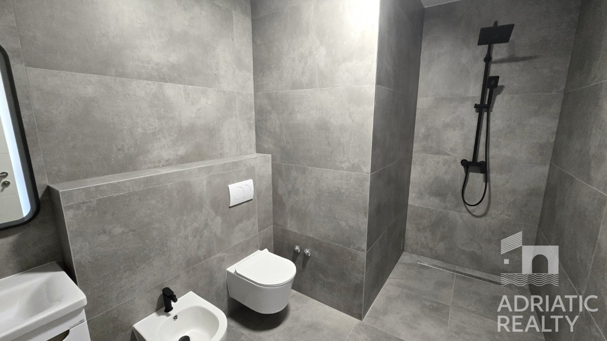 Vodice, sodobno dvoetažno stanovanje s prostornim vrtom in 2 parkirnimi mesti