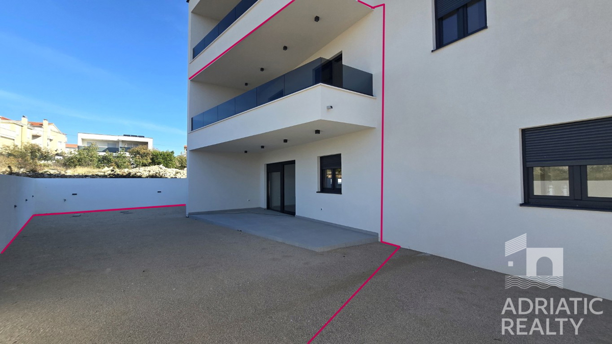 Vodice, sodobno dvoetažno stanovanje s prostornim vrtom in 2 parkirnimi mesti