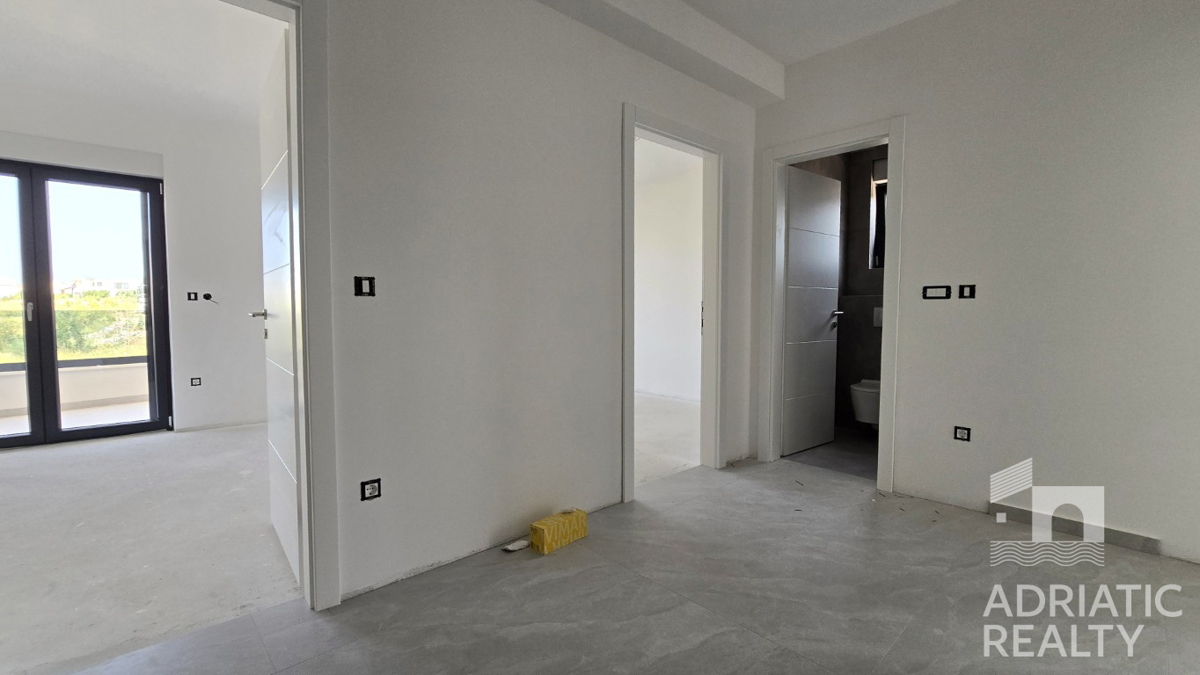Vodice, sodobno dvoetažno stanovanje s prostornim vrtom in 2 parkirnimi mesti