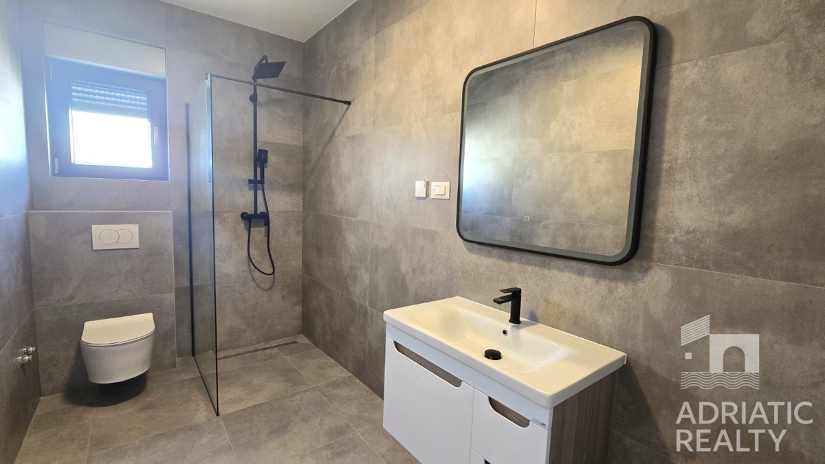 Vodice, sodobno dvoetažno stanovanje s prostornim vrtom in 2 parkirnimi mesti