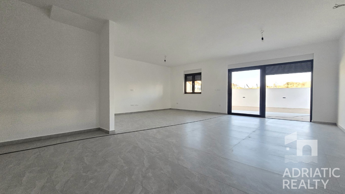 Vodice, sodobno dvoetažno stanovanje s prostornim vrtom in 2 parkirnimi mesti