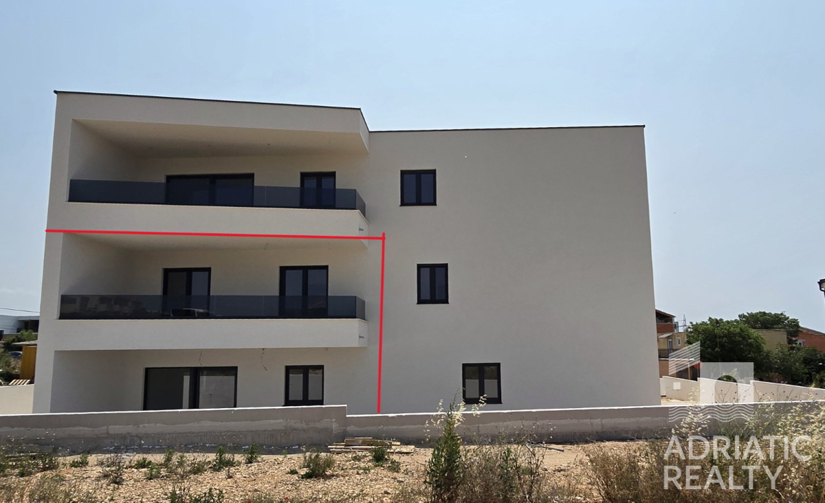 Vodice, sodobno dvoetažno stanovanje s prostornim vrtom in 2 parkirnimi mesti