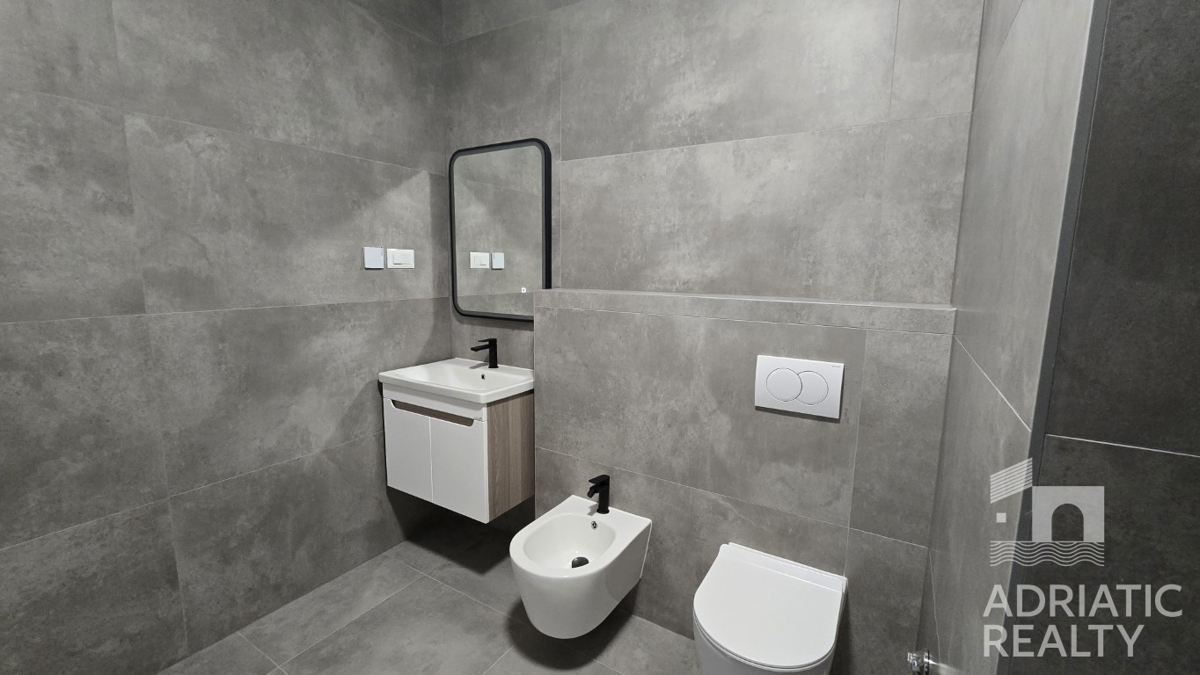 Vodice, sodobno dvoetažno stanovanje s prostornim vrtom in 2 parkirnimi mesti