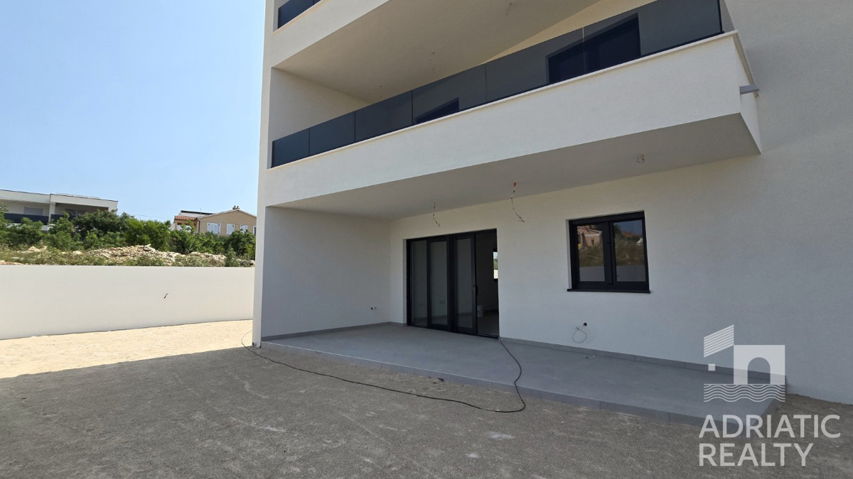 Vodice, sodobno dvoetažno stanovanje s prostornim vrtom in 2 parkirnimi mesti