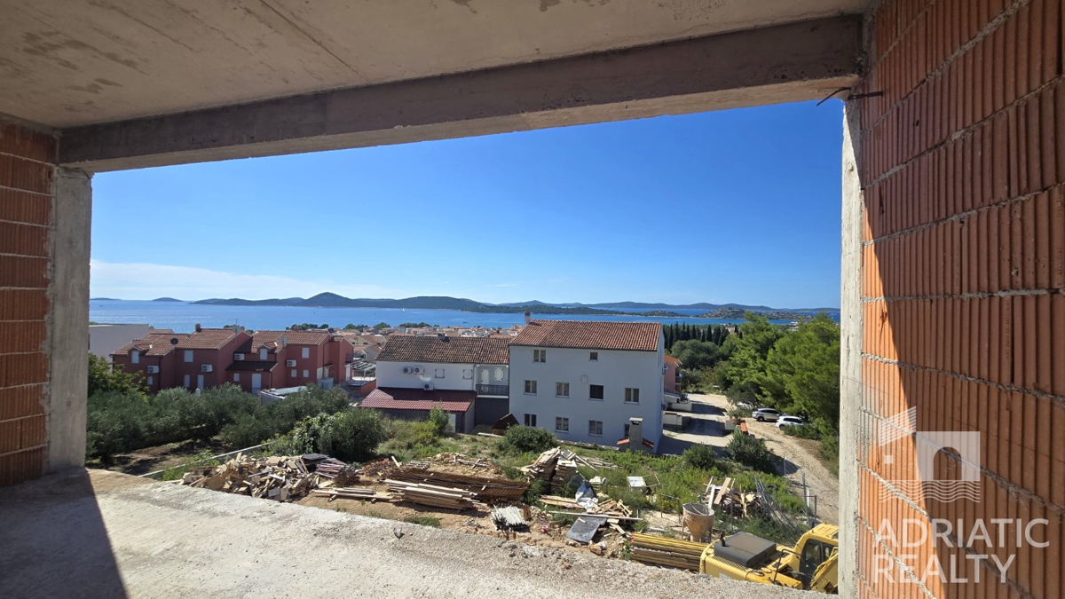 Vodice, stanovanje z dvema spalnicama in pogledom na morje