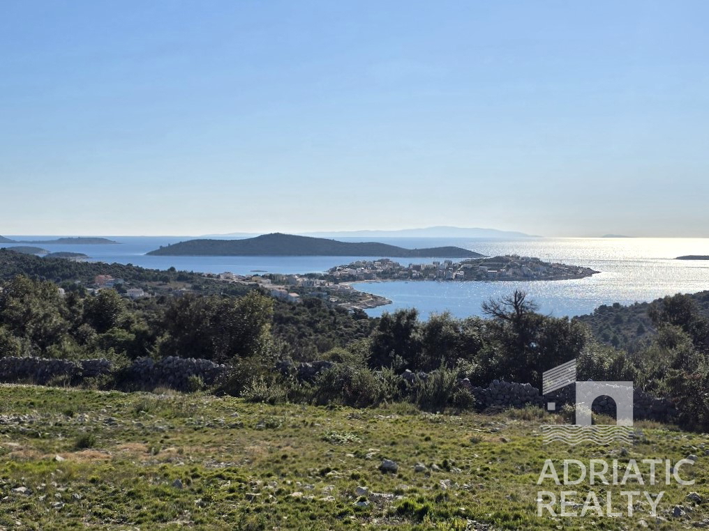 Okolica Rogoznice, gradbeno zemljišče s čudovitim panoramskim pogledom na morje in otoke.