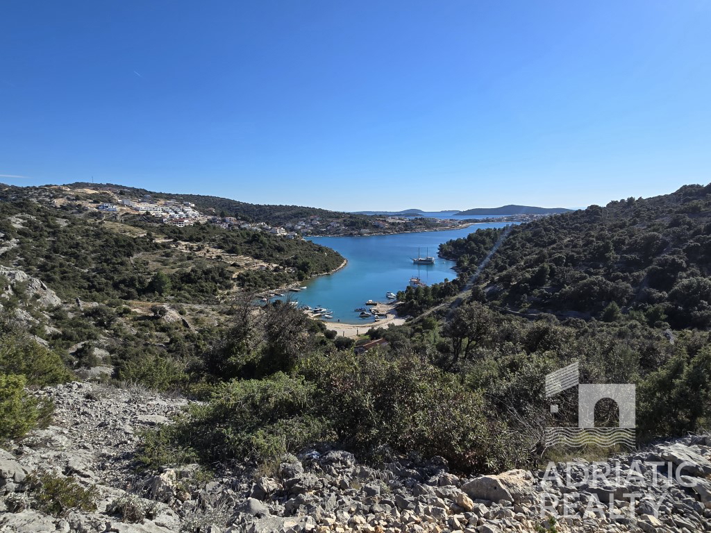 Okolica Rogoznice, gradbeno zemljišče s čudovitim panoramskim pogledom na morje in otoke.