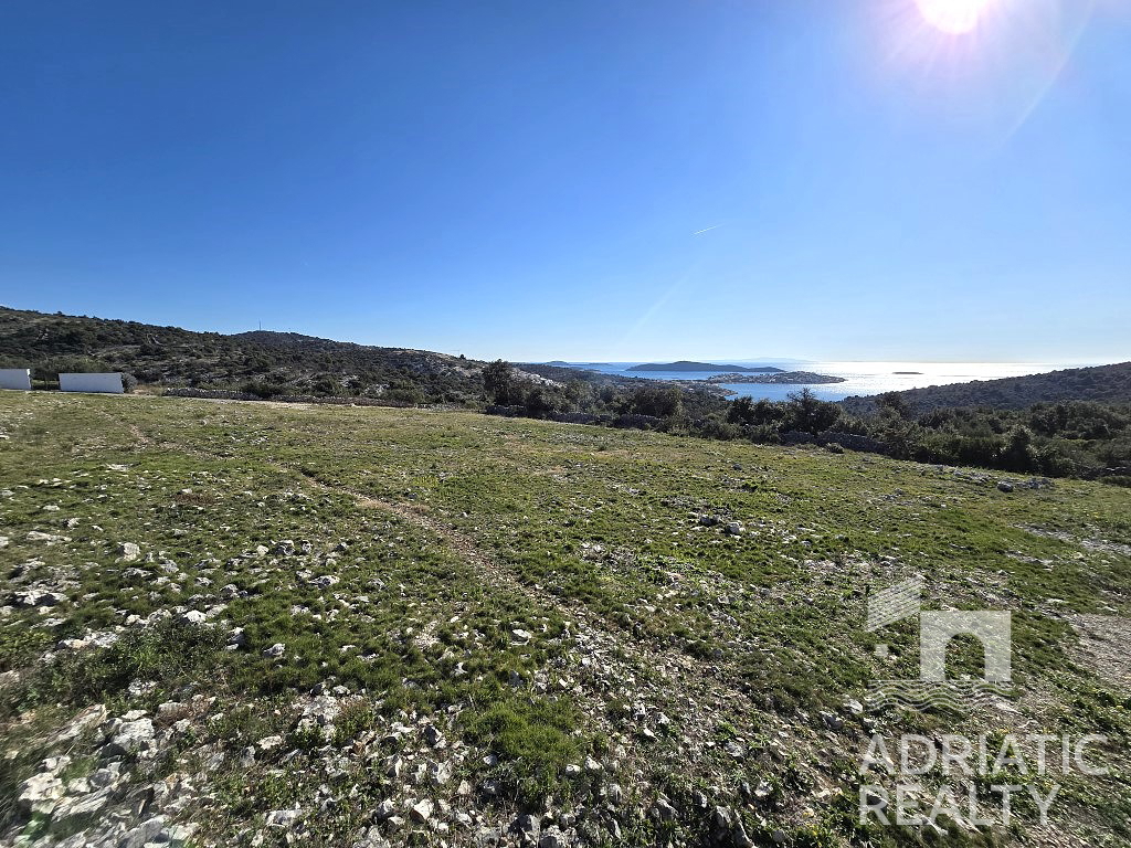 Okolica Rogoznice, gradbeno zemljišče s čudovitim panoramskim pogledom na morje in otoke.