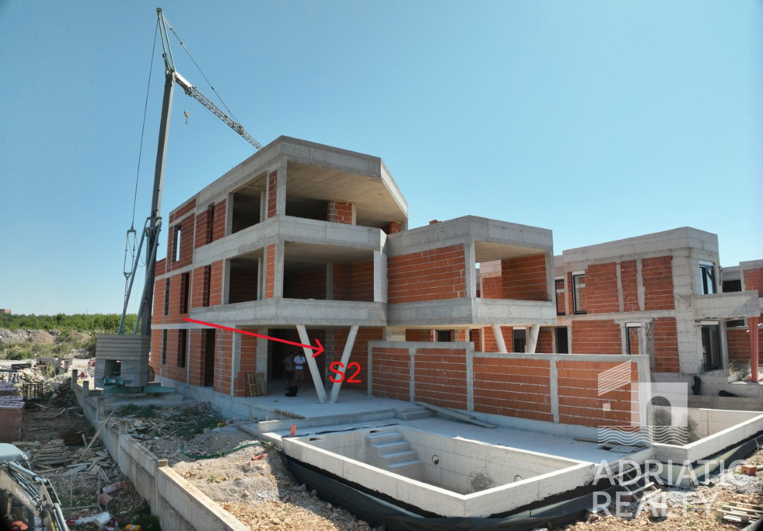 Vodice, stanovanje z bazenom v ekskluzivni novogradnji