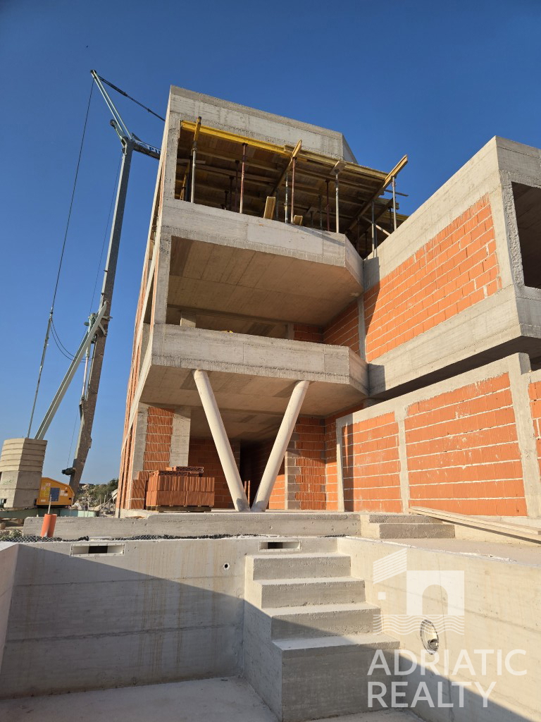 Vodice, stanovanje z bazenom v ekskluzivni novogradnji