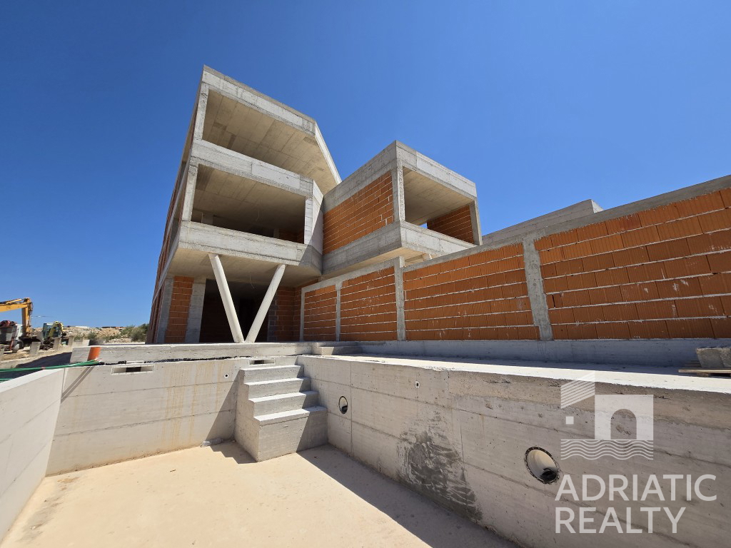 Vodice, stanovanje z bazenom v ekskluzivni novogradnji