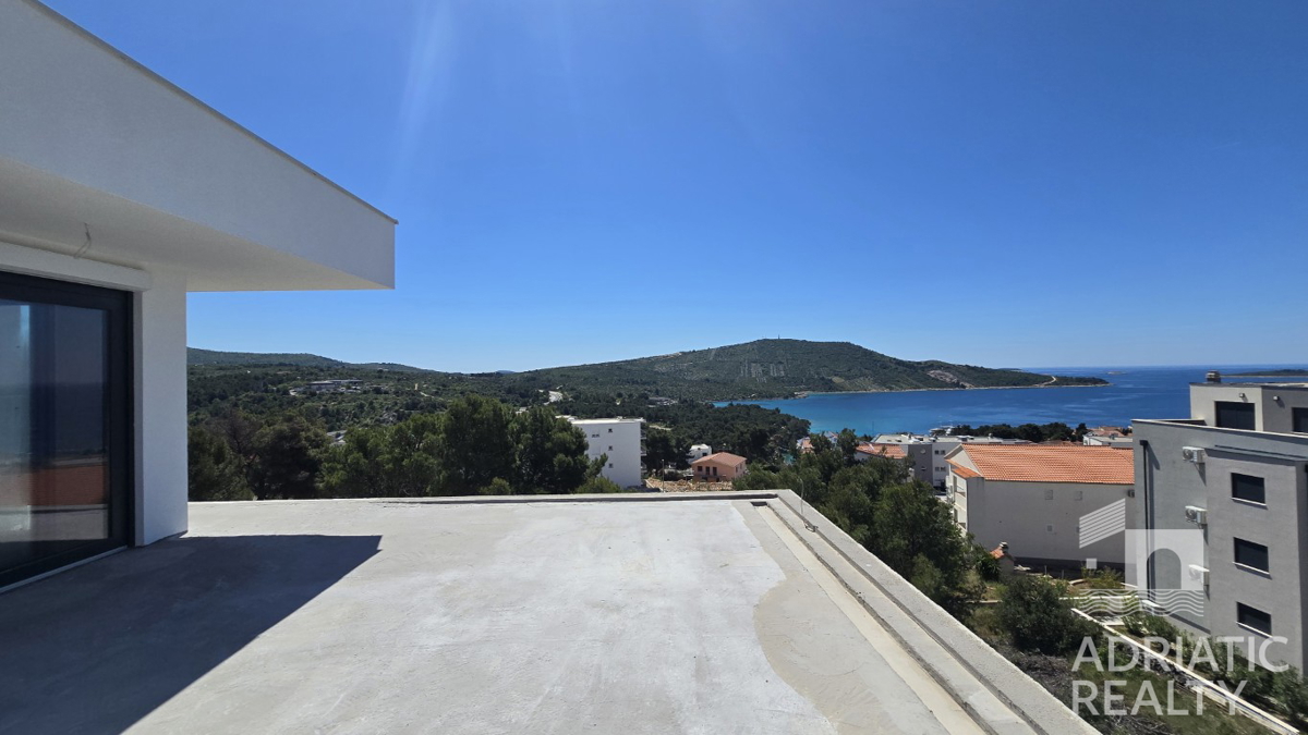 Primošten, dvonadstropno stanovanje s panoramskim pogledom na morje