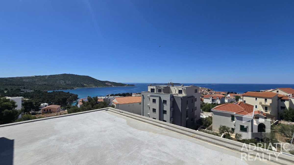 Primošten, dvonadstropno stanovanje s panoramskim pogledom na morje