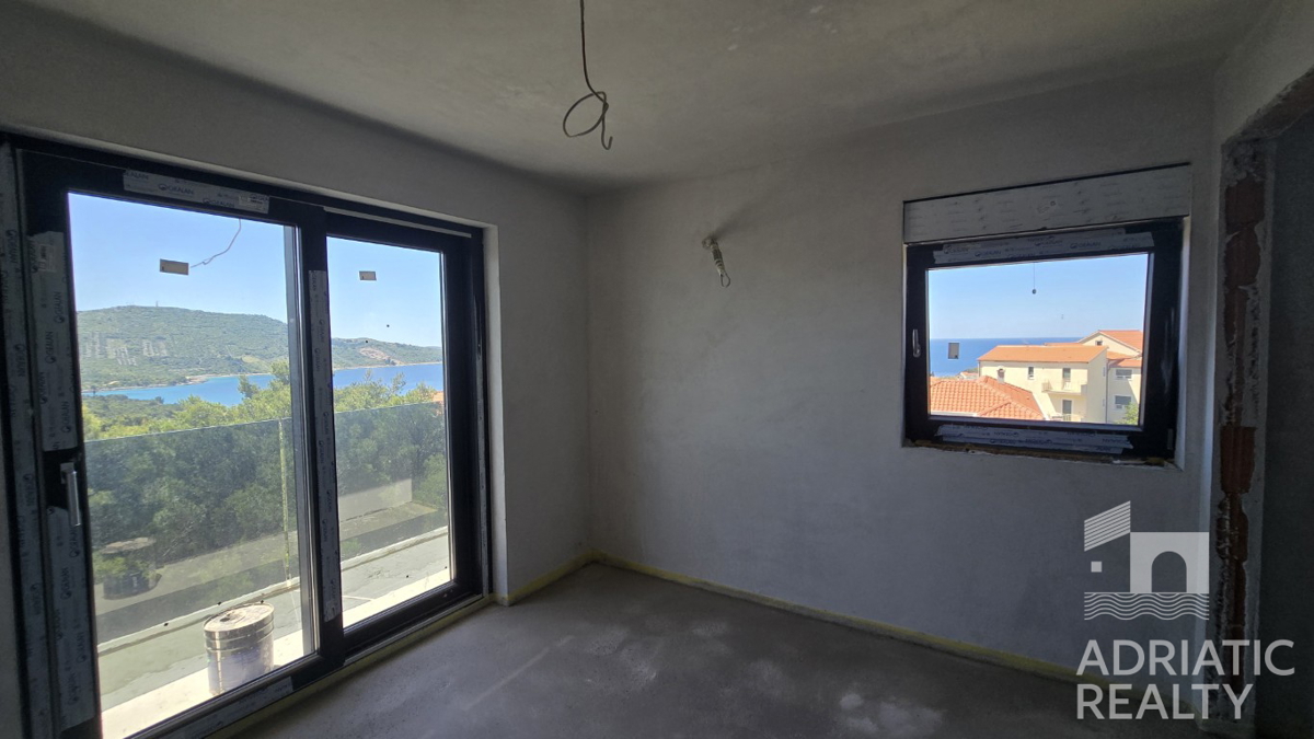 Primošten, dvonadstropno stanovanje s panoramskim pogledom na morje