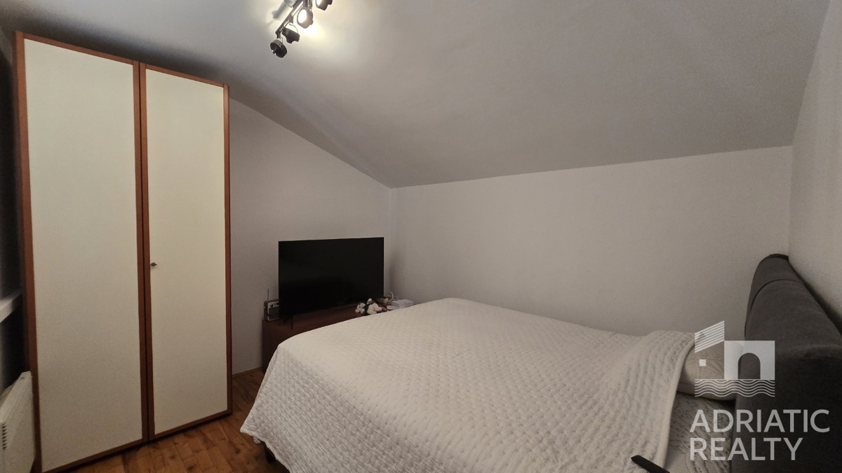 Zaton, kamnita hiša v središču kraja, le nekaj metrov oddaljena od obale
