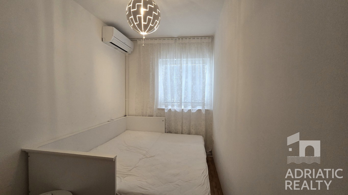 Zaton, kamnita hiša v središču kraja, le nekaj metrov oddaljena od obale