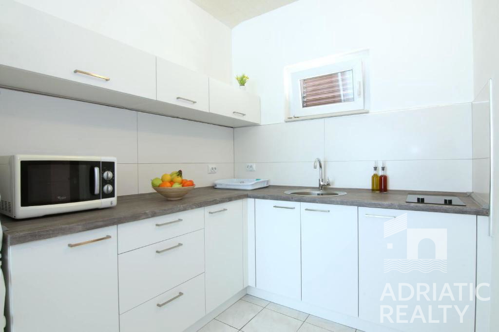 Žaborič, prelepa apartmajska hiša z razgledom na morje z vseh nadstropij, 30 m od morja