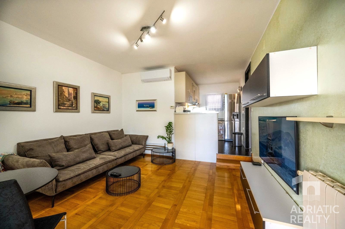 Žaborič, prelepa apartmajska hiša z razgledom na morje z vseh nadstropij, 30 m od morja