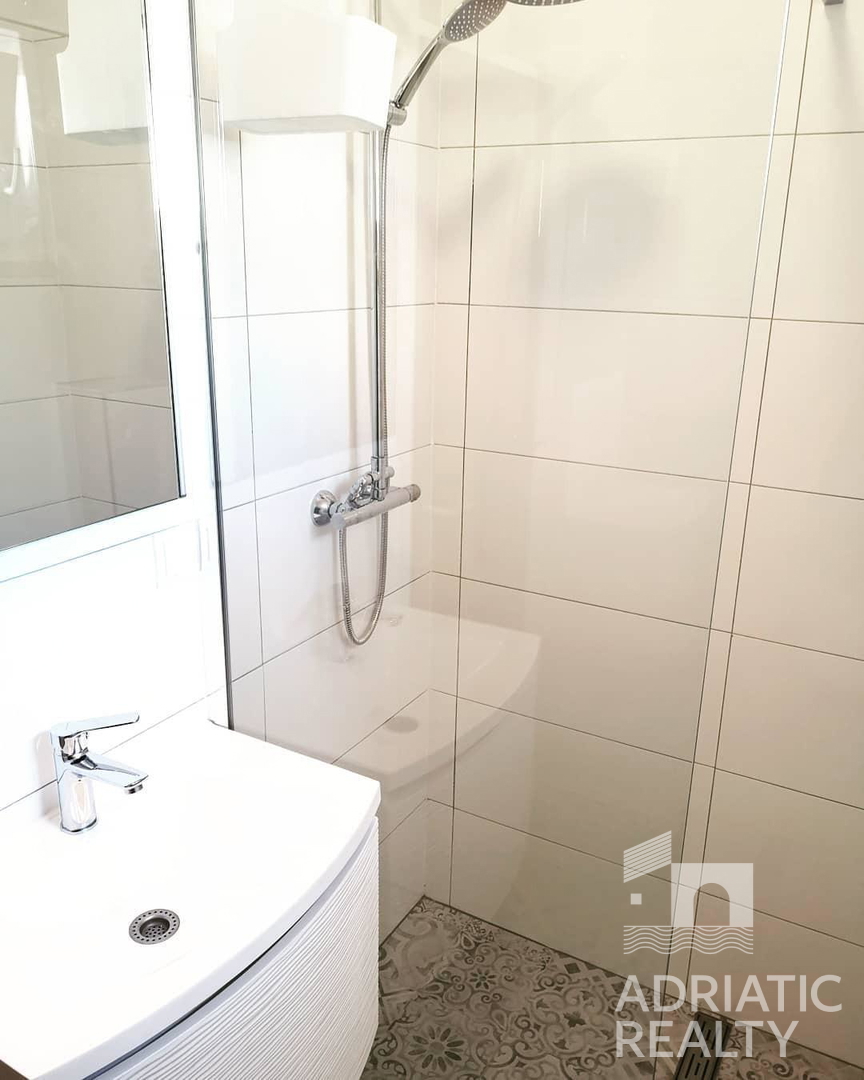Žaborič, prelepa apartmajska hiša z razgledom na morje z vseh nadstropij, 30 m od morja