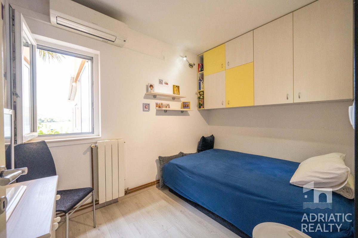 Žaborič, prelepa apartmajska hiša z razgledom na morje z vseh nadstropij, 30 m od morja
